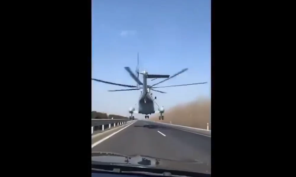 Κίνα: "Χαμηλές πτήσεις" για στρατιωτικό ελικόπτερο σε εθνική οδό